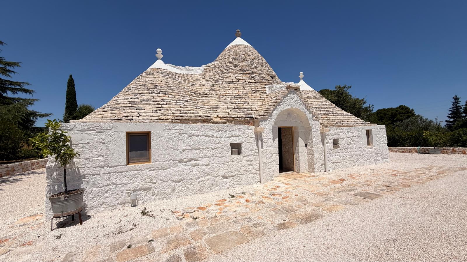 Trulli Comunicanti, Restaurati con Antico Camino, Ulivi Secolari.